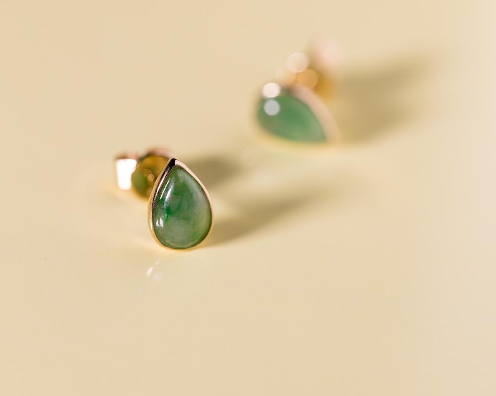 Pear Shape Teardrop Green Stud Earrings in Yellow Gold